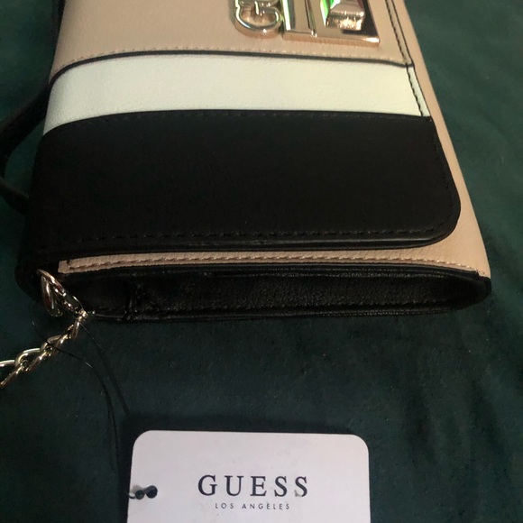 Guess CrossBody Purse - Picture 5 of 8